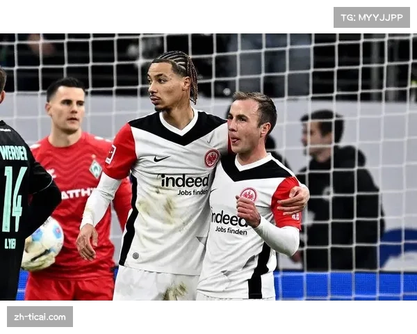 特写：时隔三年，老将格策再次为法兰克福踢进直接任意球