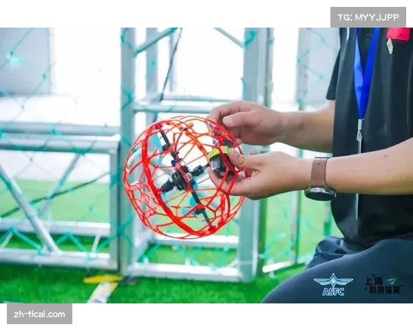 趣味一幕：足球击中场边无人机，比赛短暂中断